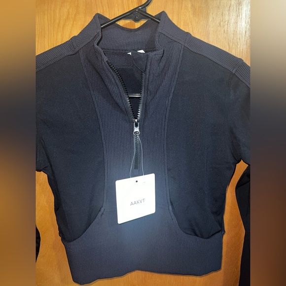 Super cute halfzip crop top - Picture 2 of 4